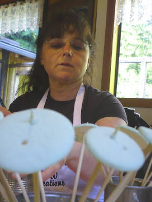 wendymakingbuttons4.jpg